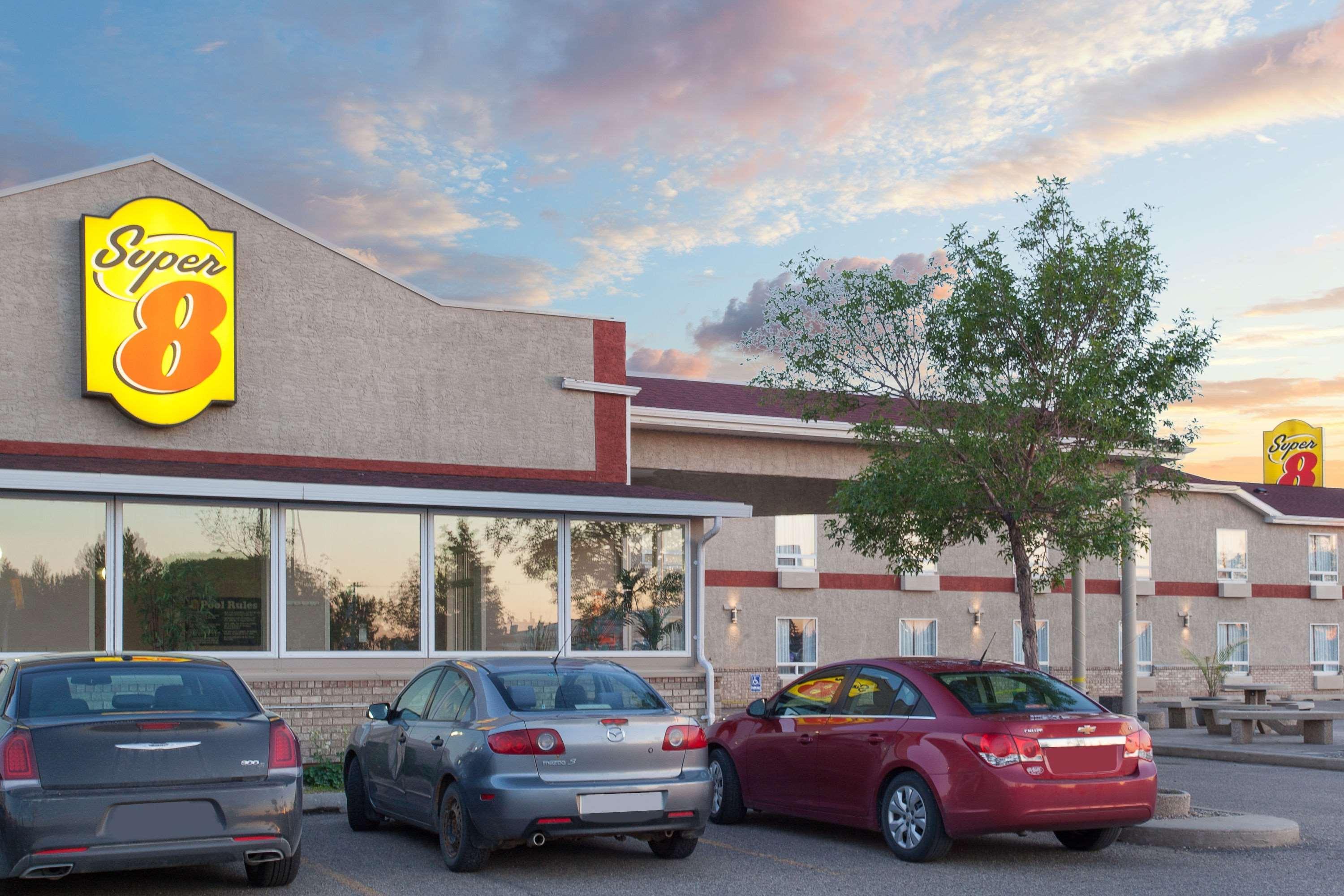 Motel Super 8 By Wyndham Brandon Mb Exterior foto